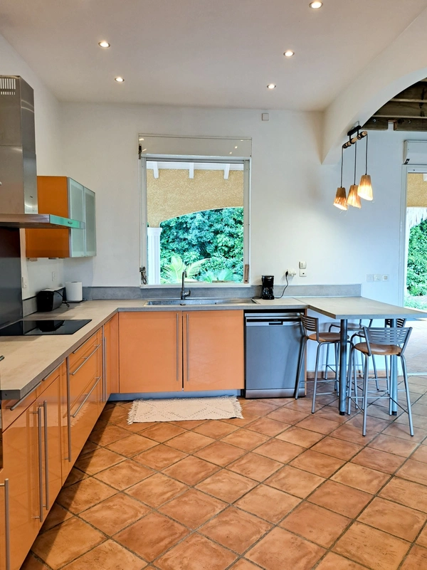 Le_Moule_Maison_familiale_188_m2_avec_piscine_sur_terrain_de_1_226_m2_9_thumbnail